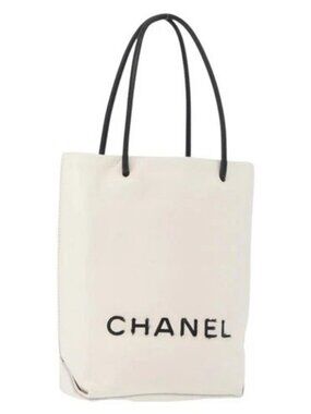 CHANEL Essential Hand Bag Leather White CC Auth 178954V